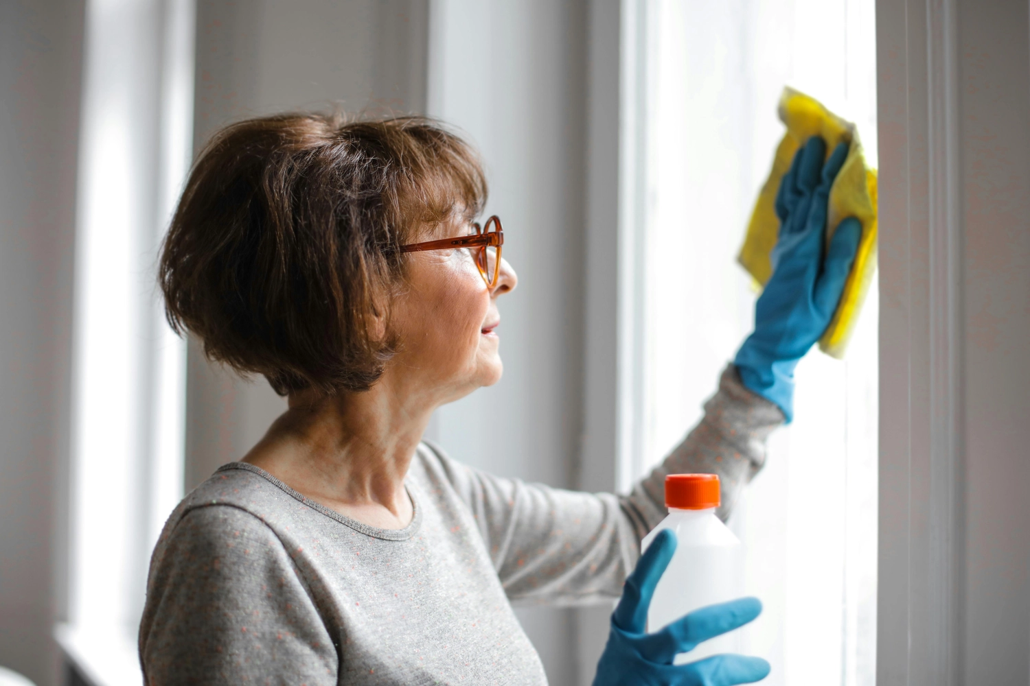 Alltagsengel plus - Alltagshelfer - Frauen beim Fensterputzen
